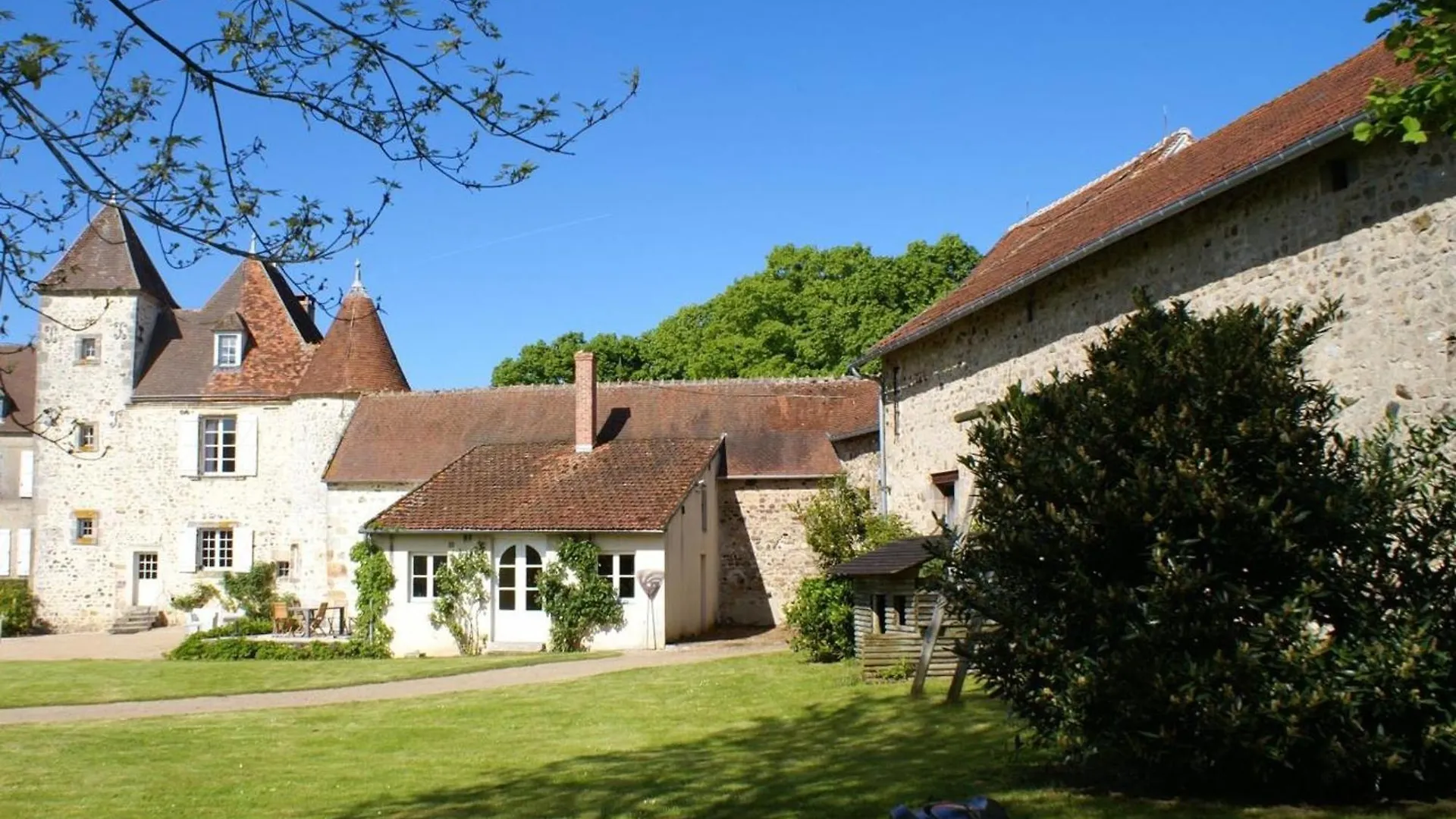 Charmante Maison Du Xve Avec Piscine, Jardin Et Terrasse En Lisiere De La Foret De Troncais - Fr-1-489-217 Le Brethon 0*,